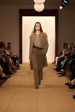 ラルフ ローレン 2024年秋冬コレクション - “タイムレスなスタイル”を有する女性たち｜写真21