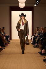 ラルフ ローレン 2024年秋冬コレクション - “タイムレスなスタイル”を有する女性たち｜写真22