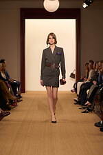 ラルフ ローレン 2024年秋冬コレクション - “タイムレスなスタイル”を有する女性たち｜写真32