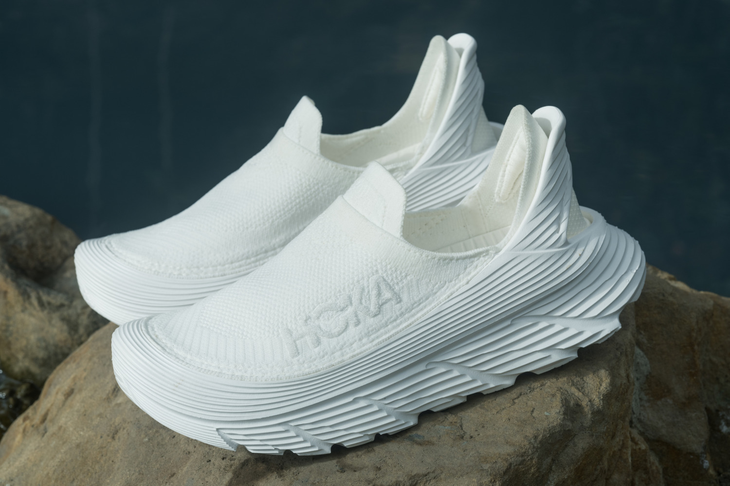 ホカ“無染色”オールホワイトスニーカー、水陸両用マウンテン