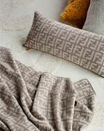 フェンディ24年春夏ホームアイテム、“オーロック”柄の磁器マグカップや“FF”ロゴクッション｜写真8