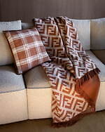 フェンディ24年春夏ホームアイテム、“オーロック”柄の磁器マグカップや“FF”ロゴクッション｜写真2