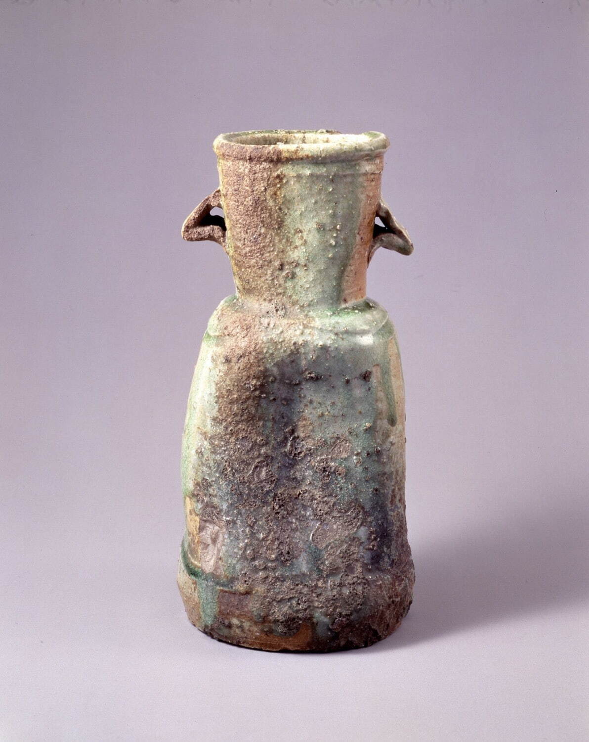 《伊賀耳付花入 銘 業平》 桃山時代 16-17世紀 三井記念美術館蔵