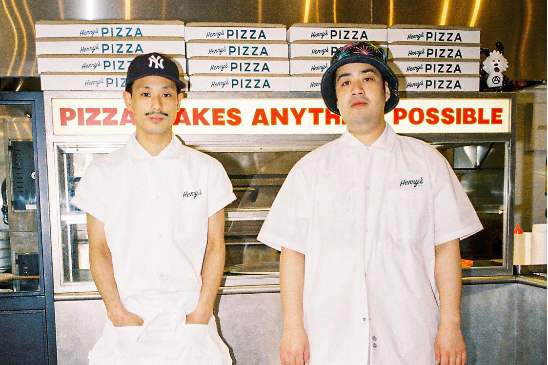 ヨーク｜ディッキーズ×大阪「ヘンリーズ ピザ」“ユニフォーム仕様”のダブルニーパンツ＆シェフシャツ