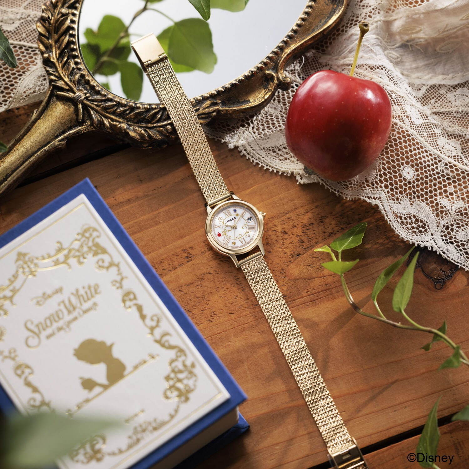 ウィッカのディズニー『白雪姫』腕時計、赤い“毒リンゴ”描く文字盤＆ゴールドカラーのケース｜写真1