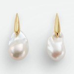 ボッテガ・ヴェネタ24年夏ウィメンズアクセサリー、大粒の淡水パールネックレス＆“魚のヒレ”風ピアス｜写真2