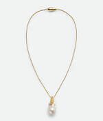 ボッテガ・ヴェネタ24年夏ウィメンズアクセサリー、大粒の淡水パールネックレス＆“魚のヒレ”風ピアス｜写真1