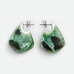 ボッテガ・ヴェネタ24年夏ウィメンズアクセサリー、大粒の淡水パールネックレス＆“魚のヒレ”風ピアス｜写真5