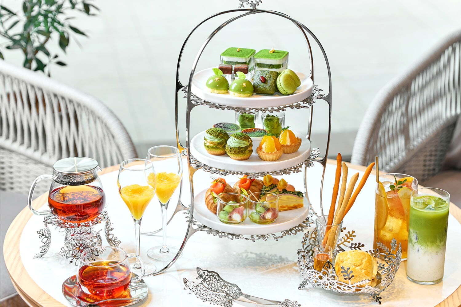 抹茶アフタヌーンティー｜アニヴェルセルカフェ 表参道の抹茶アフタヌーンティー、濃厚ティラミスや黒糖バタークリーム入りマカロン