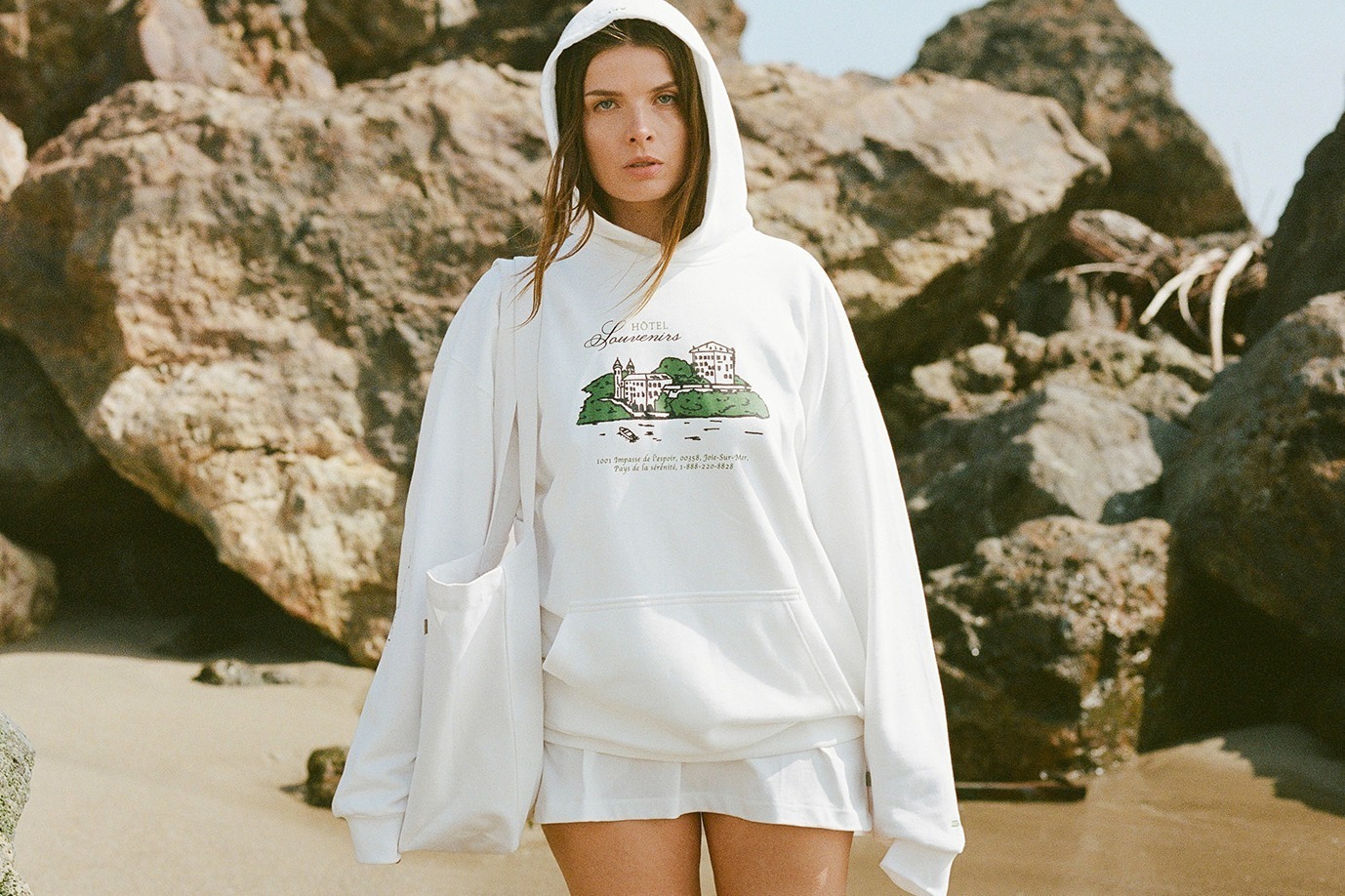 A.P.C×ジョウンド“架空のホテル”描いたスウェットやトートバッグ、シックなスイムショーツも