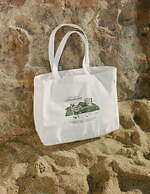 A.P.C×ジョウンド“架空のホテル”描いたスウェットやトートバッグ、シックなスイムショーツも｜写真15