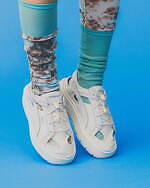 プーマ × レイ ビームス厚底ウィメンズサンダル、ピューマ柄ライン＆ゴムストラップ仕様のシューレース｜写真4