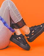 プーマ × レイ ビームス厚底ウィメンズサンダル、ピューマ柄ライン＆ゴムストラップ仕様のシューレース｜写真7