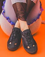 プーマ × レイ ビームス厚底ウィメンズサンダル、ピューマ柄ライン＆ゴムストラップ仕様のシューレース｜写真5