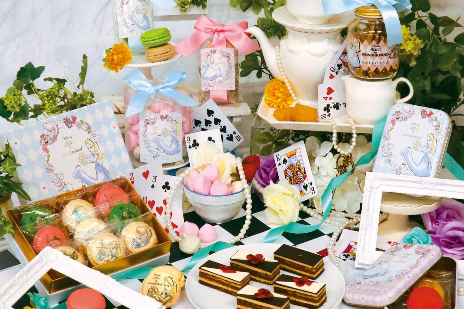 ビスキュイ｜ダロワイヨ『ふしぎの国のアリス』新作スイーツ、“チェシャ猫や白うさぎ”のマカロン＆トランプ着想オペラ