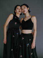 アメリ×ケイタ マルヤマ、“花々”の総柄シャツや刺繍を散りばめたワンピース｜写真6