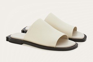 フェラガモ24年春夏メンズサンダル、“カットアウトデザイン”の