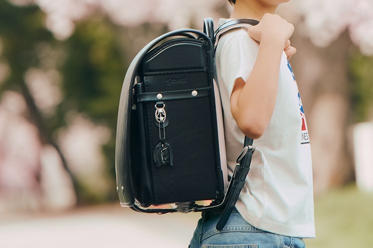 ショットの“経年変化を楽しむ”25年度ランドセル、ライダース同様の黒レザー＆コインポケットを採用