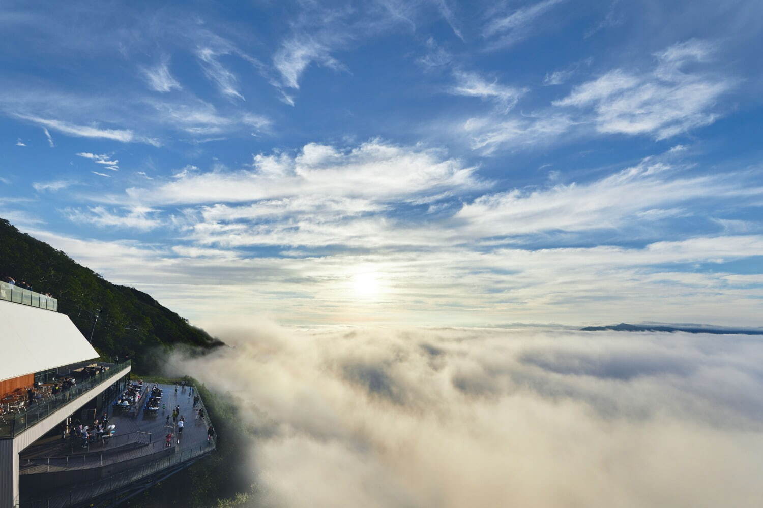 星野リゾート トマム「雲海テラス」24年の営業開始、標高1,088mの展望デッキで雲海を鑑賞｜写真1