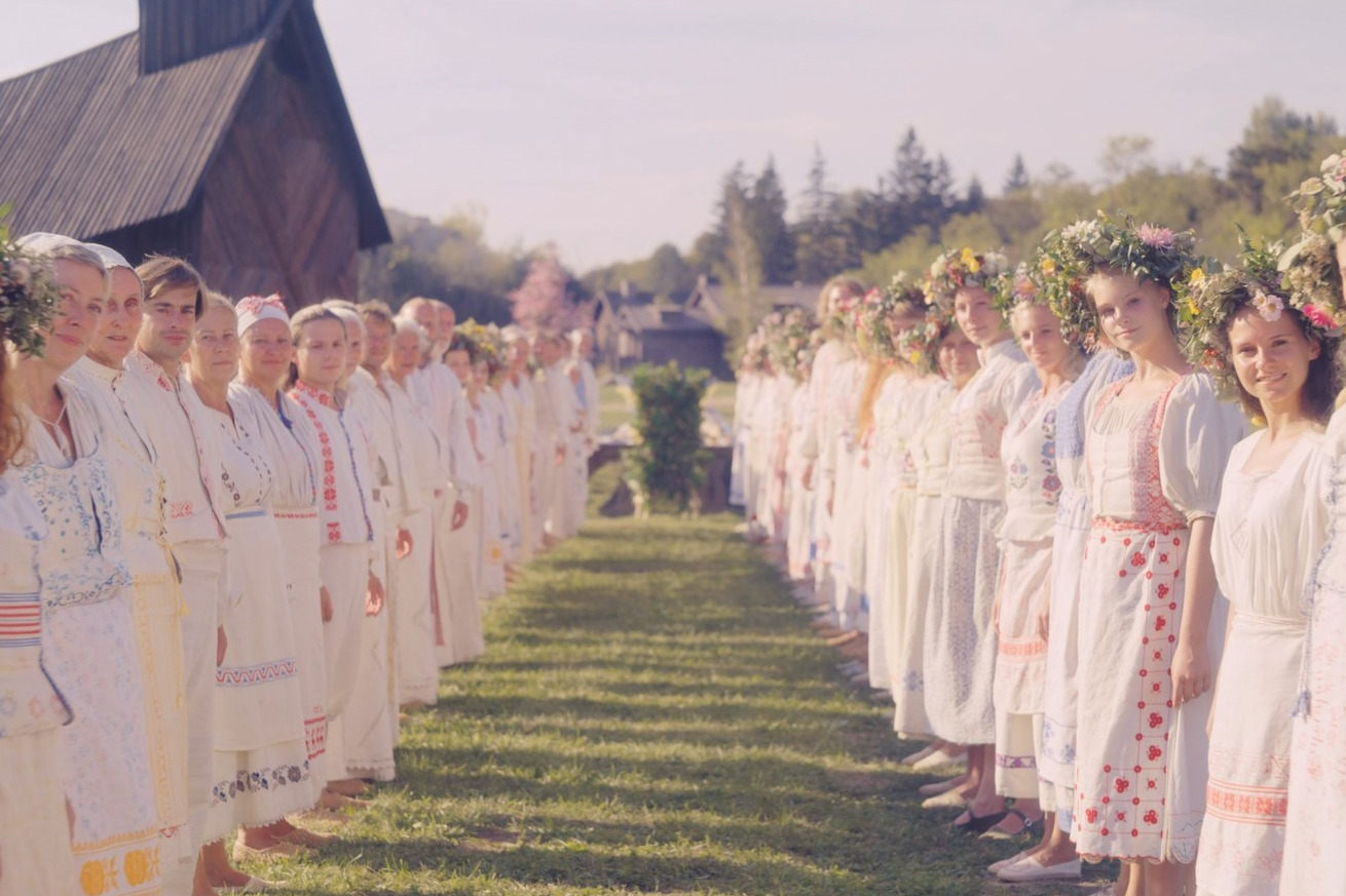 アリ・アスターのホラー映画『ミッドサマー』夏至の日より再上映、美しい祝祭で起こる“惨劇”を描く