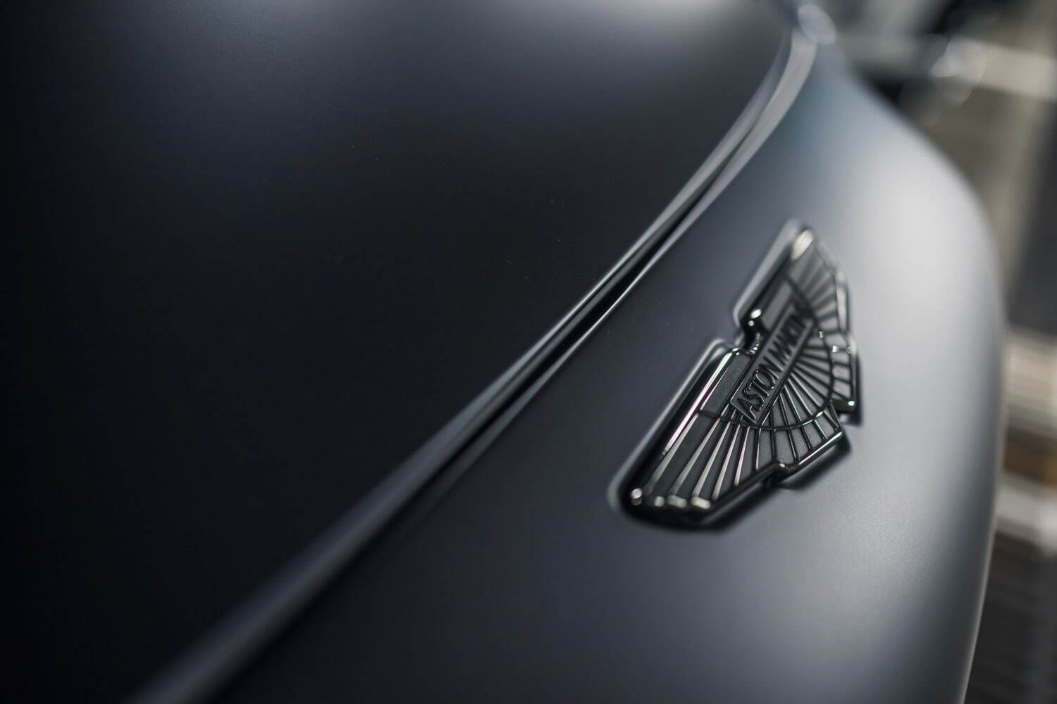 アストンマーティン「DBX707」日本限定SUV、“ネオン輝く高速道路”着想ブラック×ライムグリーン｜写真7