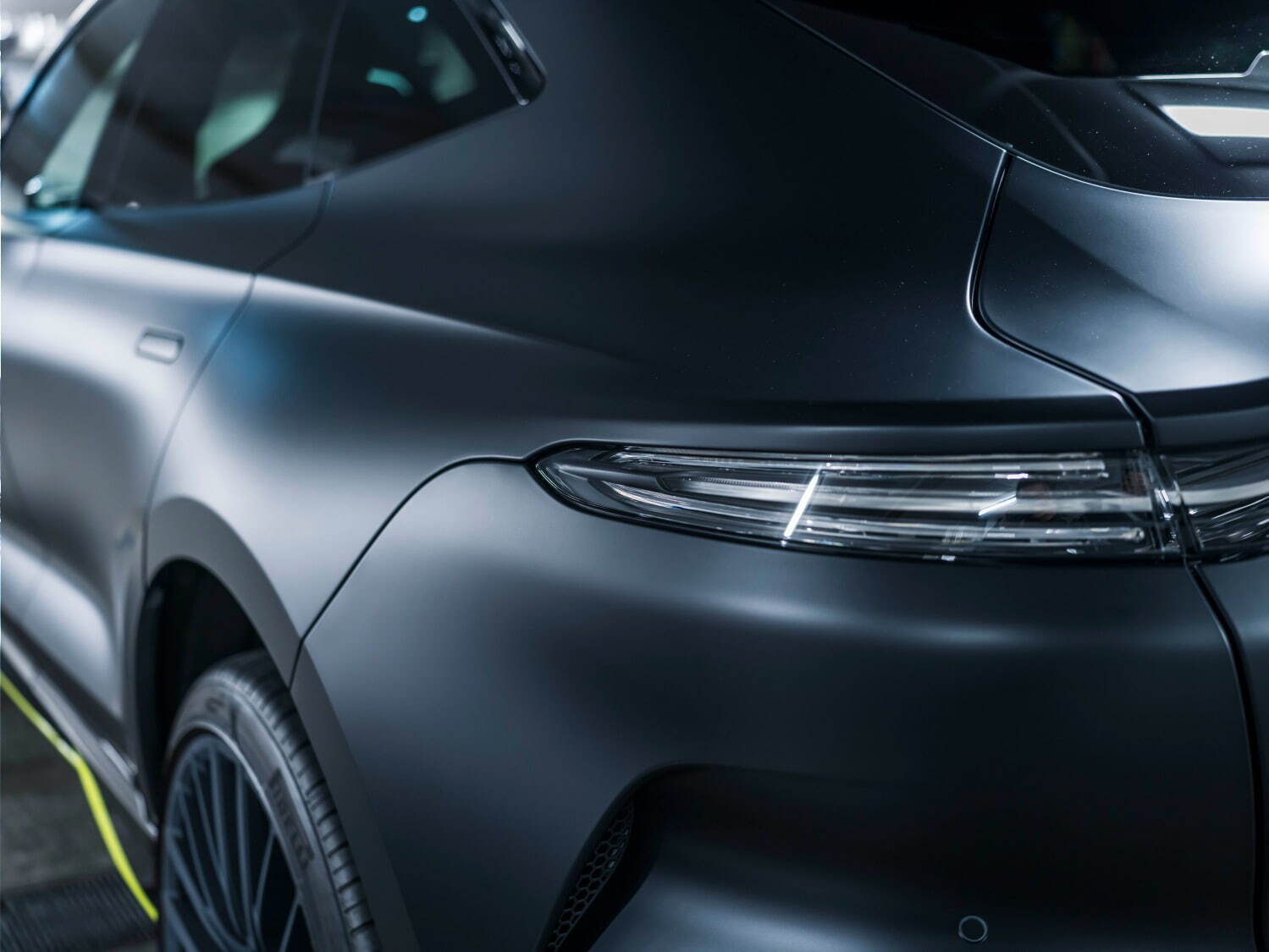アストンマーティン「DBX707」日本限定SUV、“ネオン輝く高速道路”着想ブラック×ライムグリーン｜写真4