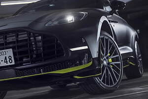 アストンマーティン「DBX707」日本限定SUV、“ネオン輝く高速道路”着想ブラック×ライムグリーン|写真1