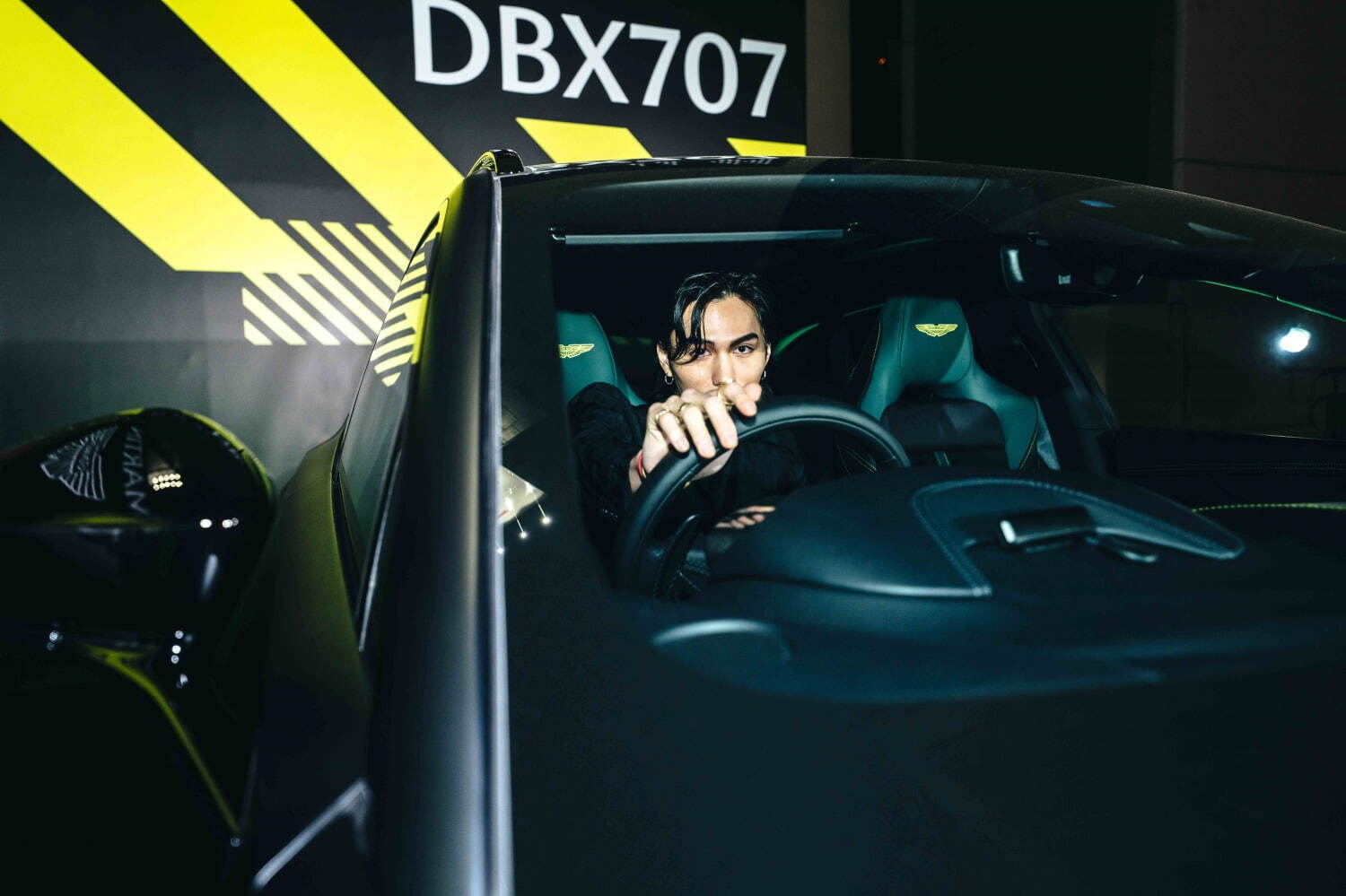 アストンマーティン「DBX707」日本限定SUV、“ネオン輝く高速道路”着想ブラック×ライムグリーン｜写真22