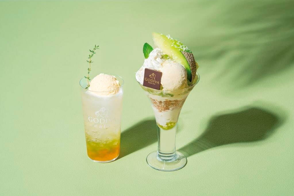 左から)
「メロン＆カカオフルーツのクリームソーダ」800円
「メロンとホワイトチョコレートのパフェ」2,200円