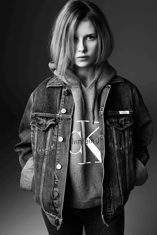 カルバン・クライン ジーンズの限定アイテム発売 - モデルはケイト・モスの妹、ロッティ・モス | 写真