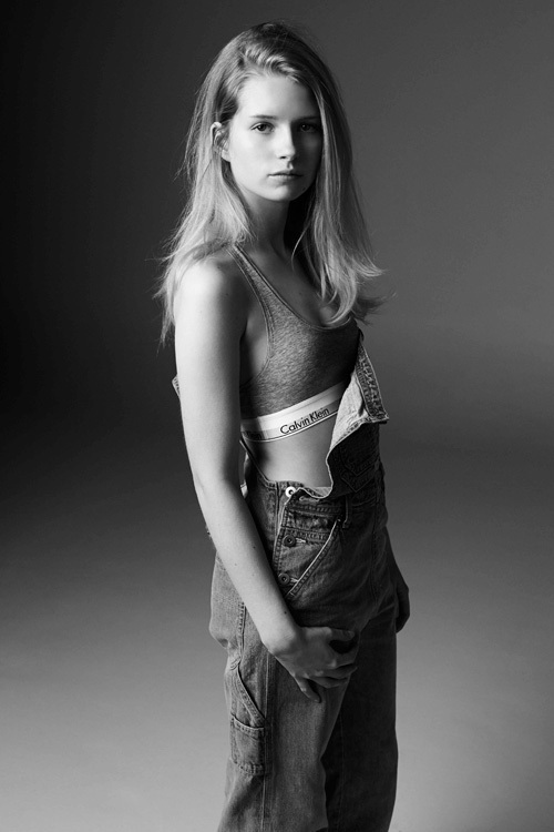 カルバン・クライン ジーンズの限定アイテム発売 - モデルはケイト・モスの妹、ロッティ・モス｜写真5