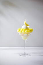 パーク ハイアット 京都“ジューシーメロンが主役”の夏パフェ、メロン半玉×日本酒のかき氷も｜写真2