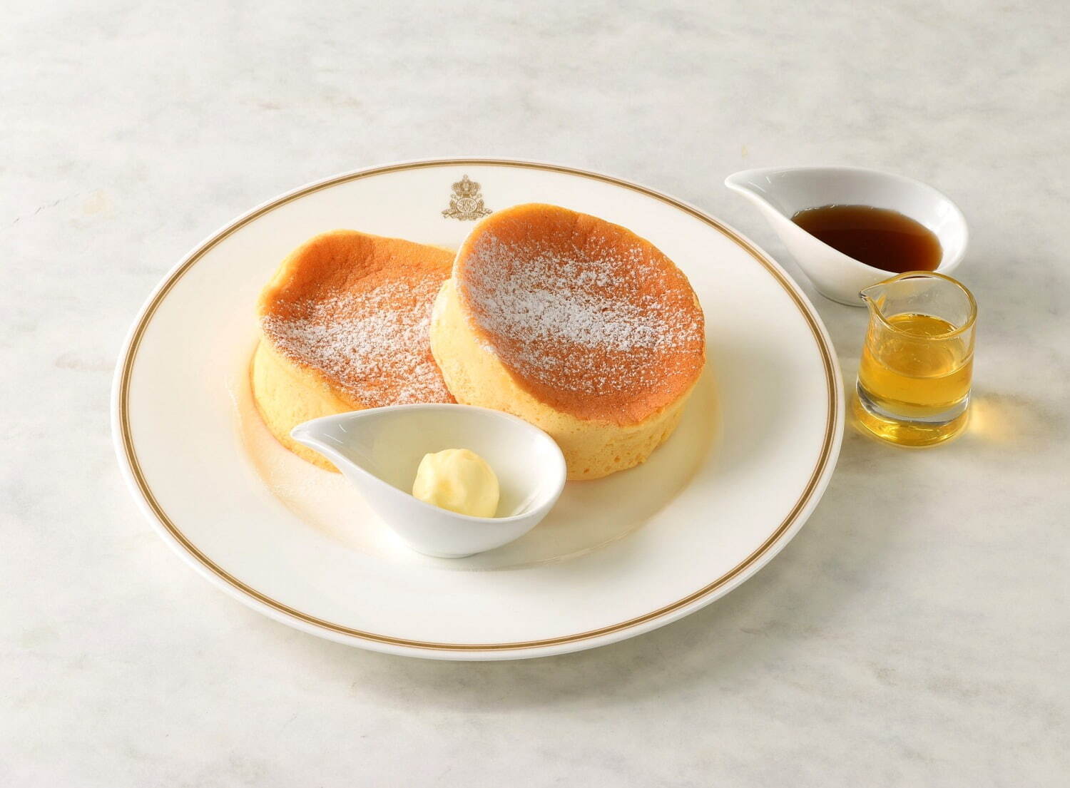 コロンバンのスフレパンケーキ メープルシロップ添え1,650円
ドリンクセット2,090円、原宿はちみつ付き ＋220円