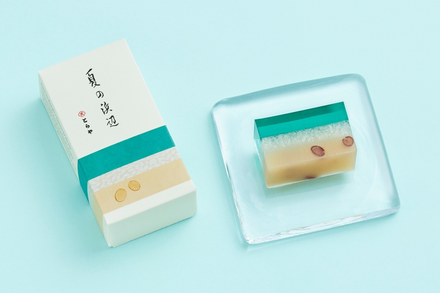 エメラルドグリーン｜とらや“海イメージ”の夏限定ようかん「夏の浜辺」エメラルドグリーンの琥珀羹×小豆入り白煉