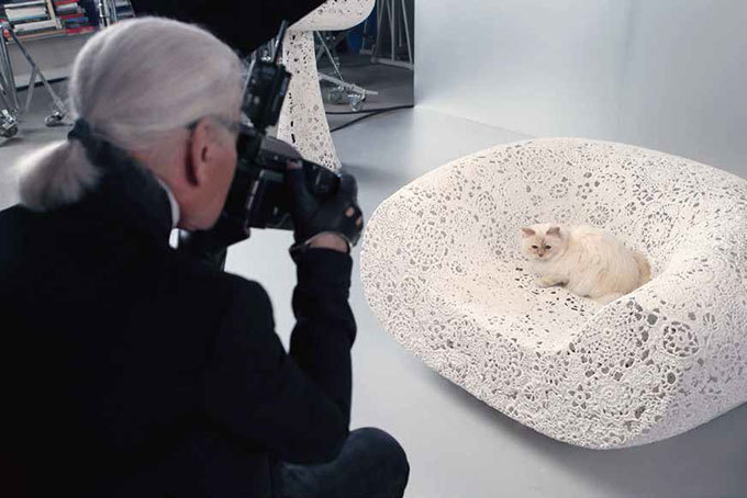 カール・ラガーフェルドの愛猫「シュペット」とシュウ ウエムラがコラボレーション | 写真