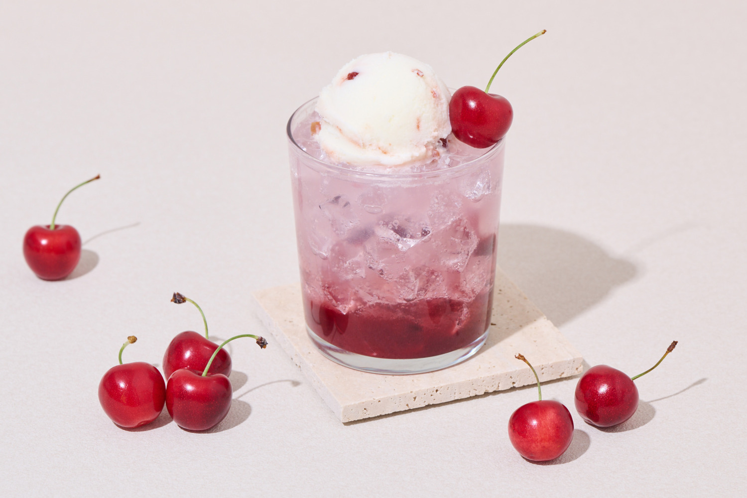 ジェラート ピケ カフェ“アメリカンチェリー”の初夏限定クレープ、ジェラートをのせたソーダフロートも