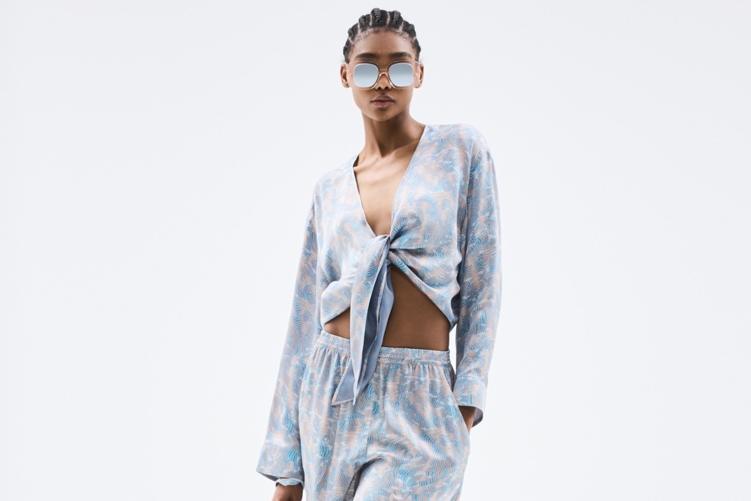 ジョルジオ アルマーニ24年夏、淡い曲線プリントのウィメンズウェアやスエード素材のメンズサンダル