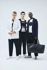 ジョルジオ アルマーニ24年夏、淡い曲線プリントのウィメンズウェアやスエード素材のメンズサンダル｜写真4