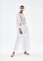 ジョルジオ アルマーニ24年夏、淡い曲線プリントのウィメンズウェアやスエード素材のメンズサンダル｜写真2