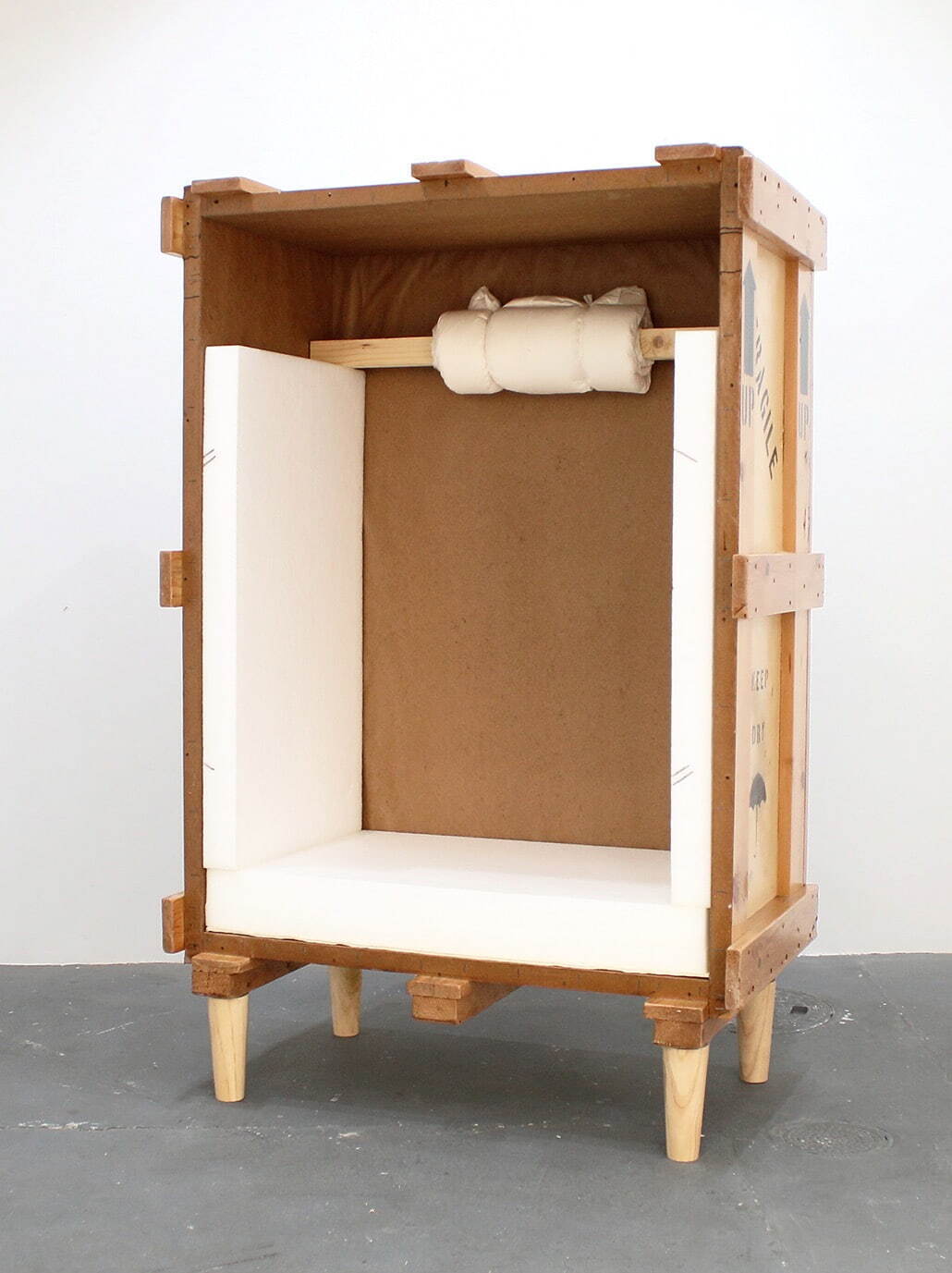 副産物産店 《Absolute Chairs #1_rodinʼs crate》 2024年 作家蔵