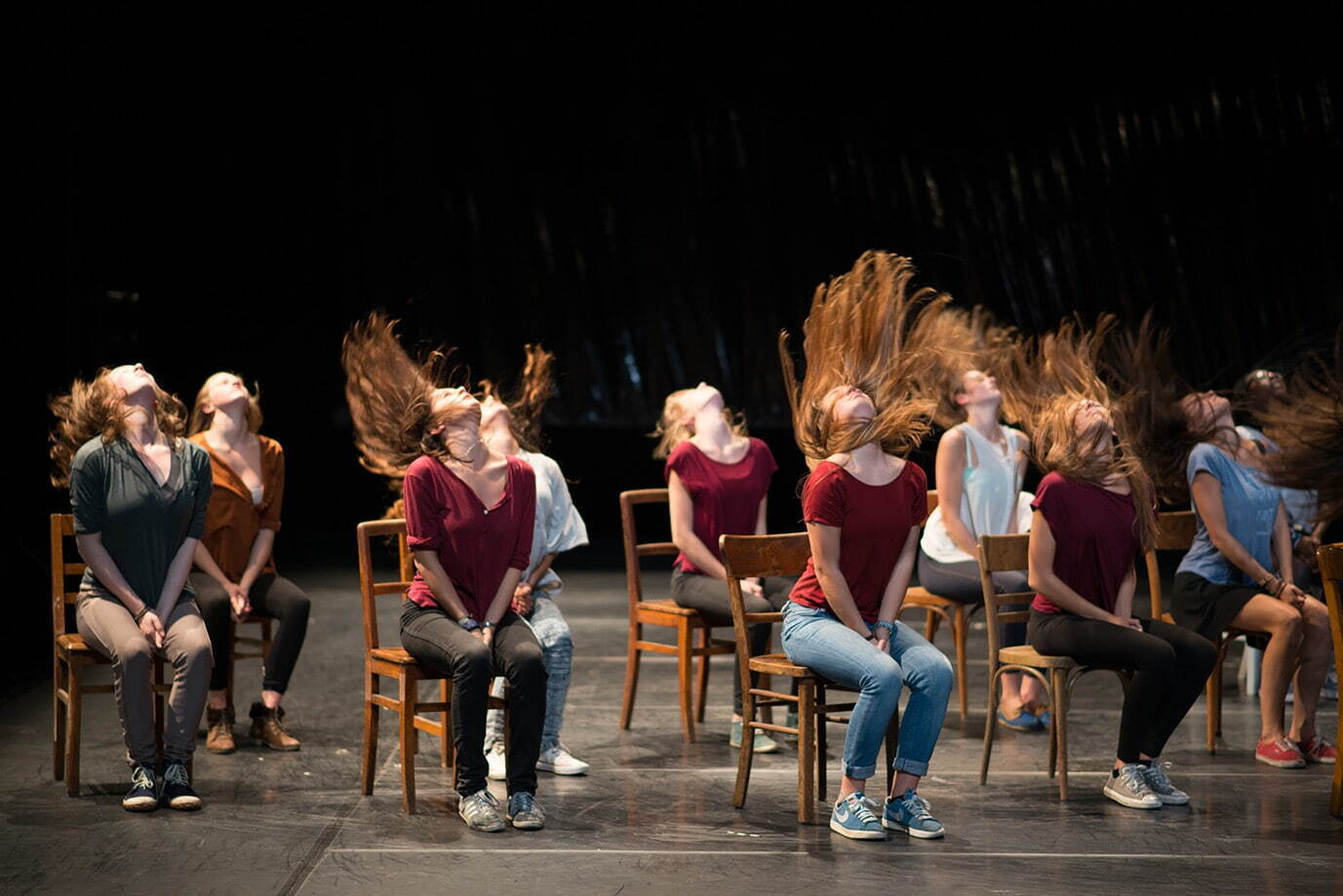 ローザス 《Re: ローザス！》 2013-24年(継続中)
アンネ・ファン・アールスホットによる《Re: ローザス！》ワークショップ
「マリア・ボードシャプ・リセウム(MABO)が《ローザス・ダンス・ローザス》を踊る」
カーイテアター、ブリュッセル、2013年 ©Anne Van Aerschot Courtesy of Rosas