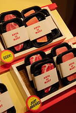 ロンハーマン×アニヤ・ハインドマーチ、苺やキウイのグラフィックTシャツ&“目玉モチーフ”ミニバッグも｜写真14