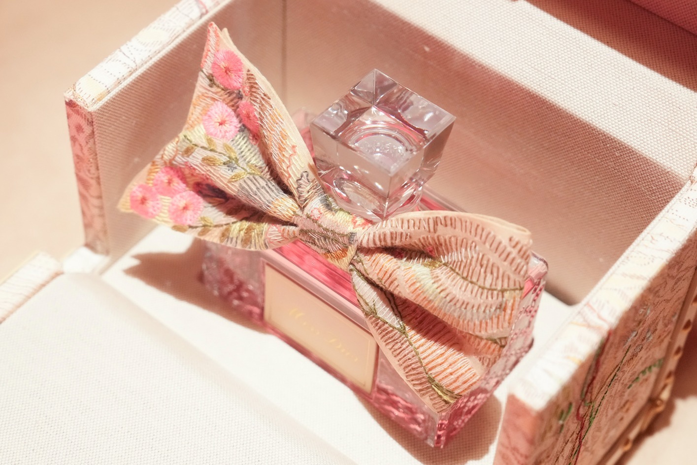 水彩画｜「ミス ディオール展覧会」東京・六本木で、パルファンの世界観に没入！クチュールドレス展示や限定カフェ