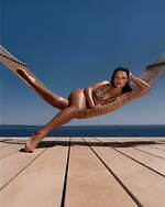 バーバリー24年夏“青ストライプ入り”チェック柄のダッフルバッグやホルターネックのスイムウェア｜写真2