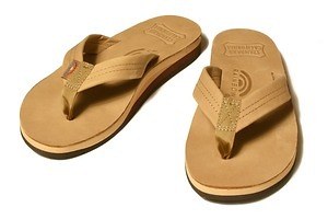 スタンダード カリフォルニア限定のレザーサンダル、ブラウンカラー＆ヒールにロゴを刻印