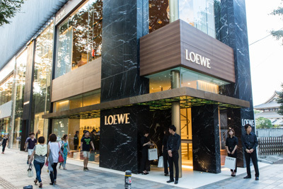 ウィリアム・モリス｜リニューアルしたロエベの表参道店で、ジョナサン・アンダーソンによる初のコレクションが展開スタート