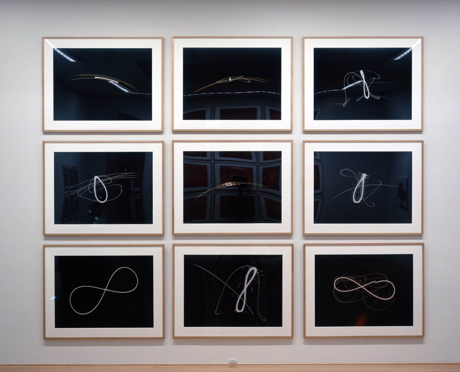 野村仁 《アナレンマ:惑星》 1996-2000年
写真 77.5×105.5cm(9点組)