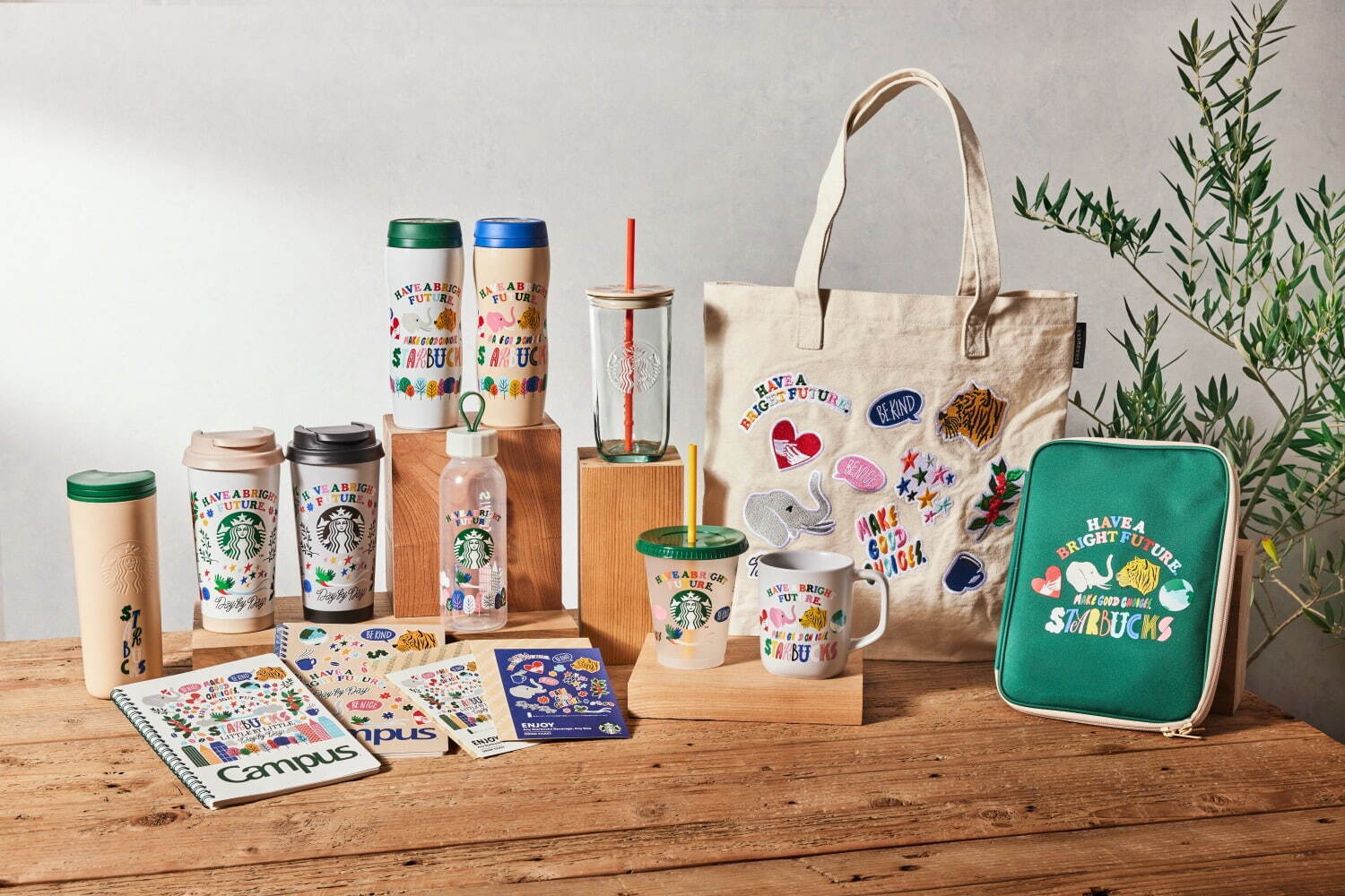 (価格例)「リサイクルPPタンブラーベージュ473ml」2,200円、「カーヴドリサイクルステンレスボトルホワイト355ml」4,700円、「カーヴドリサイクルステンレスボトルベージュ355ml」4,700円、「リサイクルコットントートバッグ」3,600円