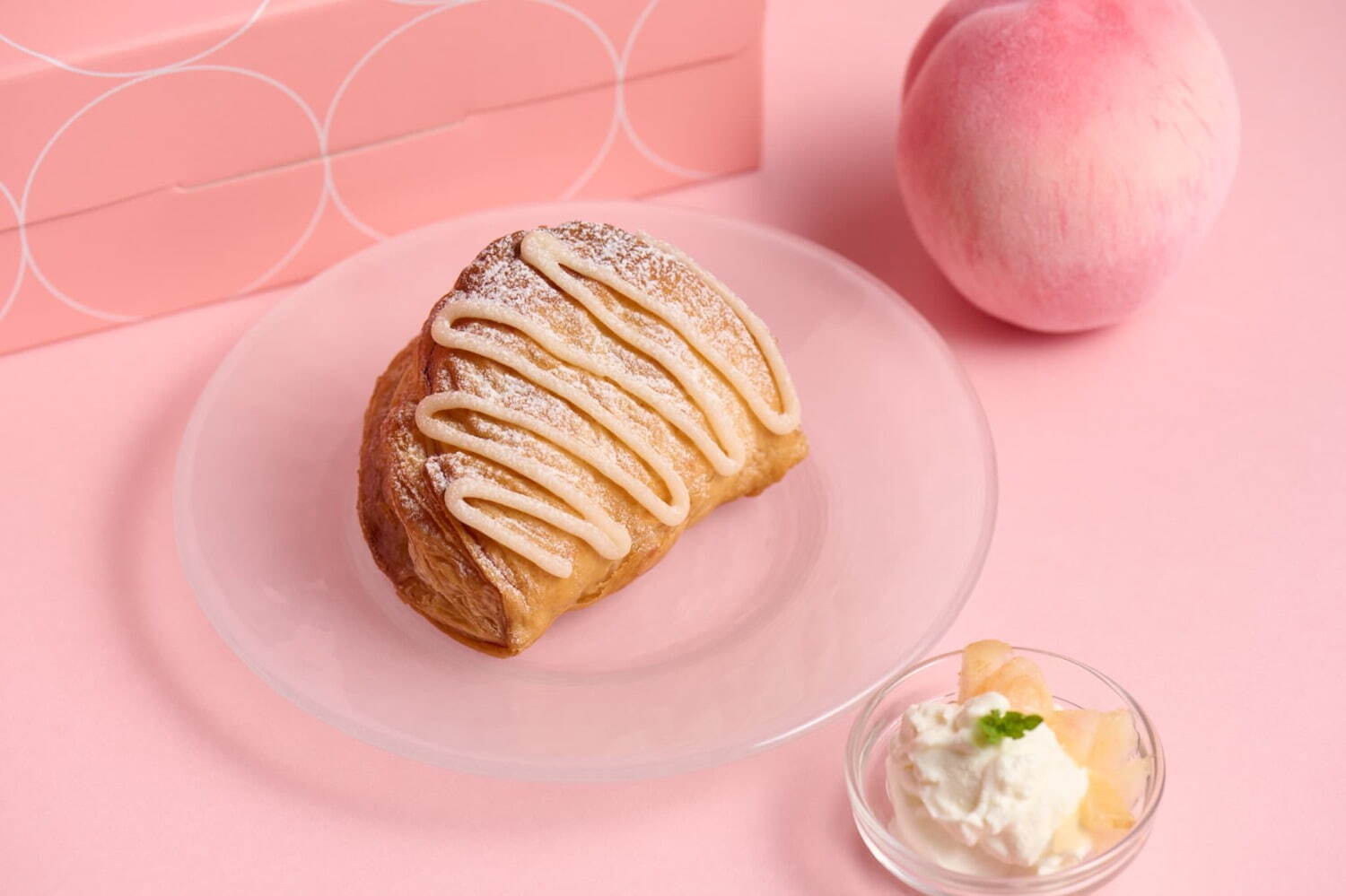 「焼きたてカスタードピーチパイ フロマージュ」
販売期間：2024年8月1日(木)〜2024年8月31日(土)
価格：1個につき530円
販売店舗：「RINGO」国内常設店舗、「BAKE the SHOP」国内常設店舗
※なくなり次第終了。