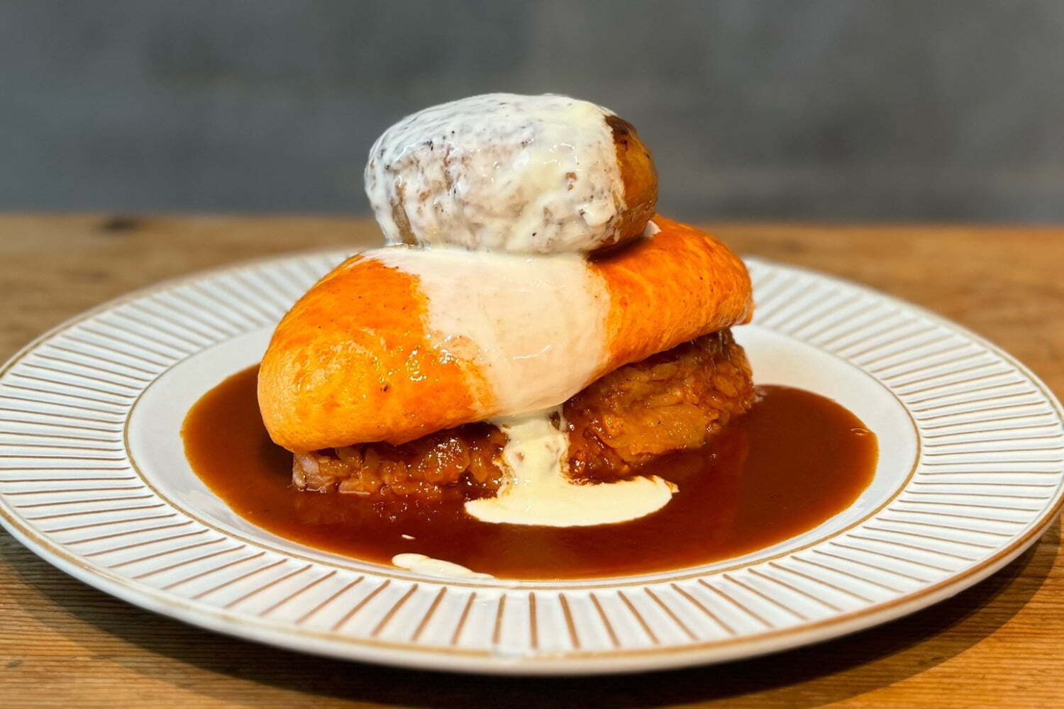 オムライス｜オムライス専門店「エスプレッソ ディーワークス イエロー」湘南エリア初出店、特濃卵のふわとろオムライス